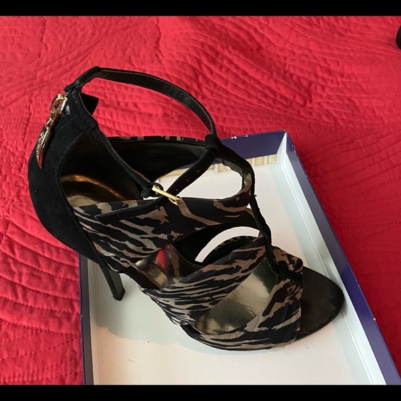 “Guess” Black Tiger Print Heels.  4 1/2 inch heel. - Picture 2 of 5